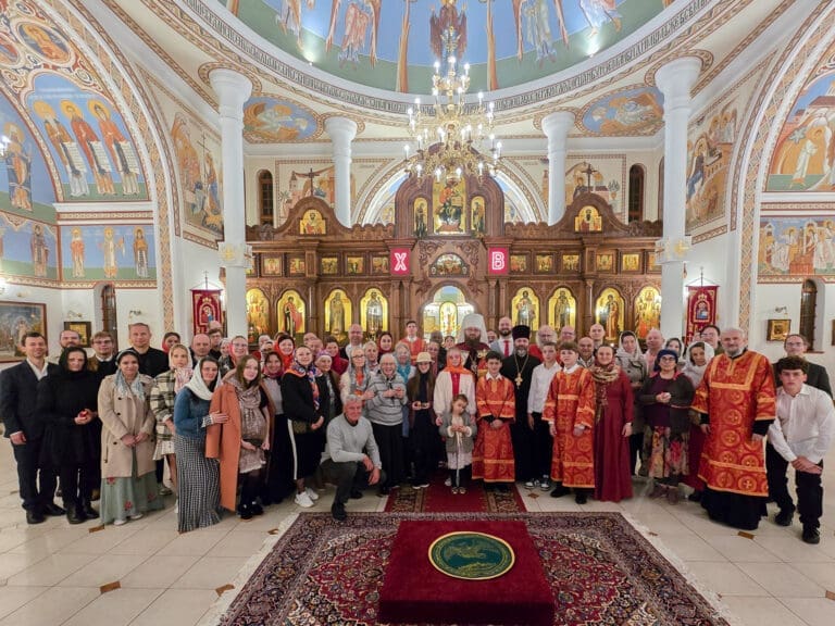 В праздник Пасхи Христовой Патриарший экзарх возглавил торжества в Сергиевском соборе