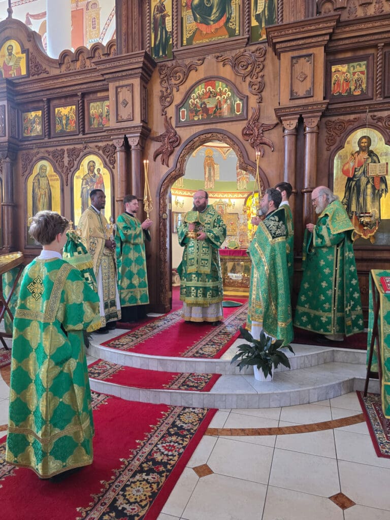 В праздник Святой Троицы митрополит Константин совершил Божественную литургию